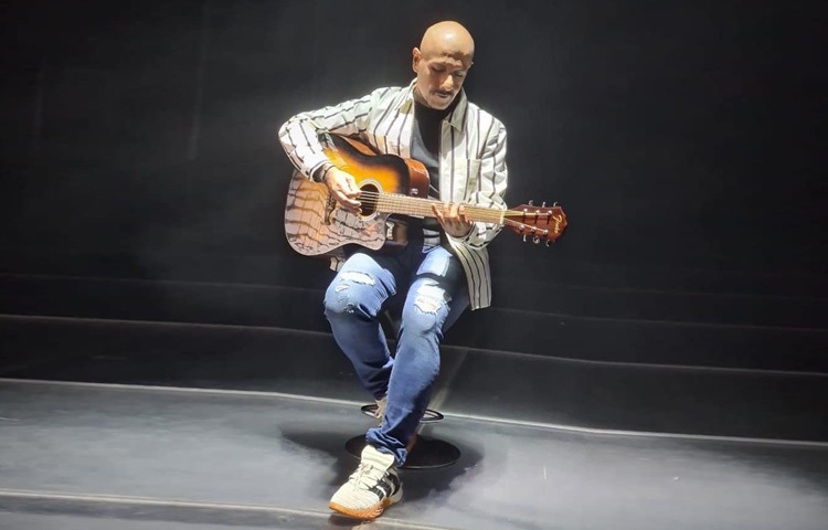 ২০০০ সালের শুরুতে বিশাল দাদলানি এবং শেখর রবজিয়ানির মেলবন্ধনে তৈরি হয় বিখ্যাত সঙ্গীত পরিচালক জুটি ‘বিশাল-শেখর’। এরপর থেকে বলিউডে একের পর এক হিট গান উপহার দিয়েছেন তারা।