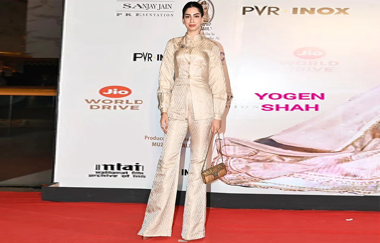 অন্যদিকে সোনালি টোনের ম্যাচিং শার্ট-প্যান্টের সিম্পল লুকে ক্যামেরাবন্দি হয়েছেন অভিনেত্রী খুশি কাপুর।