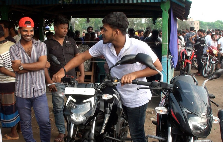 চুয়াডাঙ্গার বাইরেও ঝিনাইদহ, কুষ্টিয়া, মেহেরপুর ও যশোর থেকেও মানুষ আসেন এই হাটে। এটি এখন কেবল হাট নয়, আঞ্চলিক পুনর্ব্যবহৃত বাইক বাণিজ্যের কেন্দ্রবিন্দু।