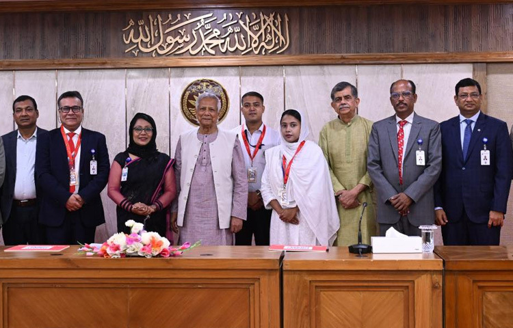 অনুষ্ঠানে শিক্ষা উপদেষ্টা বলেন, জুলাই গণ-অভ্যুত্থানে তরুণদের গৌরবোজ্জ্বল ভূমিকার স্বীকৃতি স্বরূপ জাতীয় বিশ্ববিদ্যালয় প্রতিবছর জুলাই শহীদ স্মৃতি বৃত্তি প্রদানের সিদ্ধান্ত নিয়েছে।