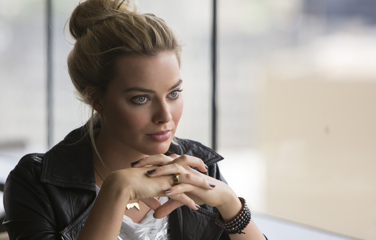 ১৯৯০ সালের এই দিনে অস্ট্রেলিয়ার কুইন্সল্যান্ডে জন্ম নেওয়া মার্গোর শৈশব কেটেছে অনেকটাই সংগ্রামে। বাবা ছেড়ে চলে গিয়েছিলেন ছোটবেলায়। মা ছিলেন একজন ফিজিওথেরাপিস্ট। তিন ভাইবোনের সংসারে অর্থকষ্ট ছিল নিত্যসঙ্গী। কিন্তু সেখান থেকেই জন্ম নেয় আত্মবিশ্বাস আর স্বপ্নবিলাসী মন। অল্প বয়সে একদিকে কাজ করেছেন, অন্যদিকে নাটকে প্রশিক্ষণ নিয়েছেন। চোখে ছিল রুপালি পর্দার স্বপ্ন।