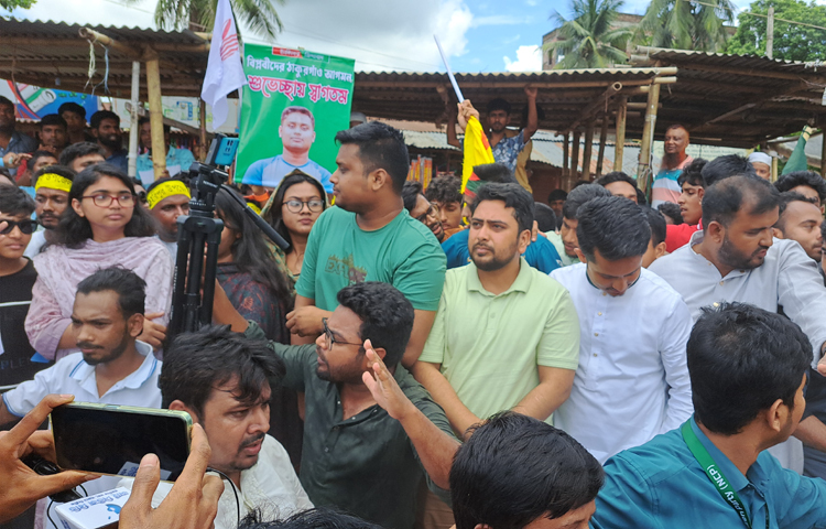 দেশবাসীকে তরুণ ও বিকল্প নেতৃত্ব বেছে নেওয়ার আহ্বান জানিয়েছেন জাতীয় নাগরিক পার্টির (এনসিপি) আহ্বায়ক নাহিদ ইসলাম। আজ দুপুর সাড়ে ১২টায় ঠাকুরগাঁও বাসস্ট্যান্ডে জুলাই পদযাত্রার কর্মসূচিতে এ আহ্বান জানান তিনি। ছবি: জাগো নিউজ