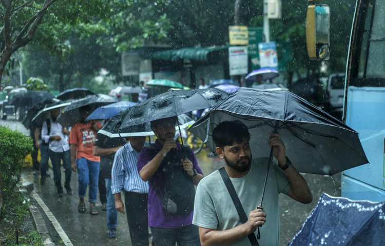 তবে কারও মুখে বিরক্তি, তো কারও মুখে মৃদু হাসি। কারণ এই বৃষ্টিই হয়তো কারও জন্য ভালো লাগার, আবার কারও জন্য দিনের শুরুর কঠিন চ্যালেঞ্জ।