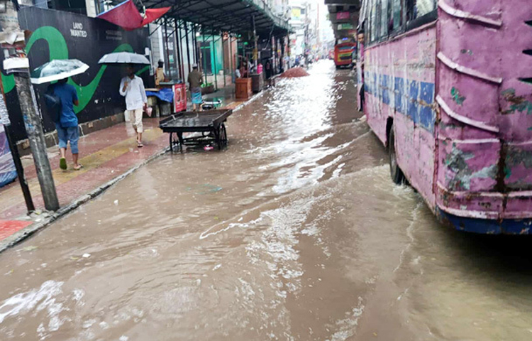 দুপুরের পর থেকে রাজধানীতে ভারী বৃষ্টি হওয়ায় বেশ কয়েকটি এলাকায় জলাবদ্ধতা তৈরি হয়েছে। একই সঙ্গে বিভিন্ন এলাকায় দেখা দিয়েছে যানজট। এতে দুর্ভোগে পড়েছেন নগরবাসী। ছবি: জাগো নিউজ