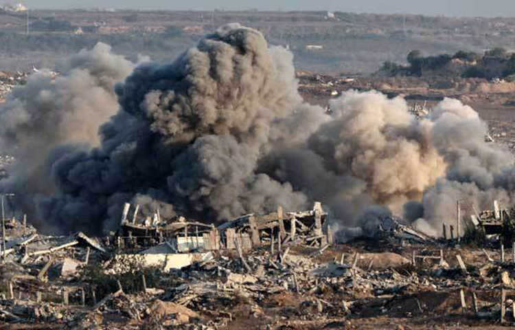 ফিলিস্তিনের অবরুদ্ধ গাজা উপত্যকায় ইসরায়েলি সেনাবাহিনী হাজার হাজার বেসামরিক ভবন পরিকল্পিতভাবে ধ্বংস করছে বলে চাঞ্চল্যকর তথ্য উঠে এসেছে। স্যাটেলাইট চিত্র, যাচাই করা ভিডিও ফুটেজ ও মানবাধিকার বিশেষজ্ঞদের বিশ্লেষণে এ চিত্র উঠে আসে। ছবি: এএফপি