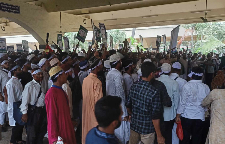 নিরাপত্তা ও গোয়েন্দা সংস্থার নজরদারিতেও রেলস্টেশনগুলোতে তৈরি হয়েছে বিশেষ তৎপরতা।