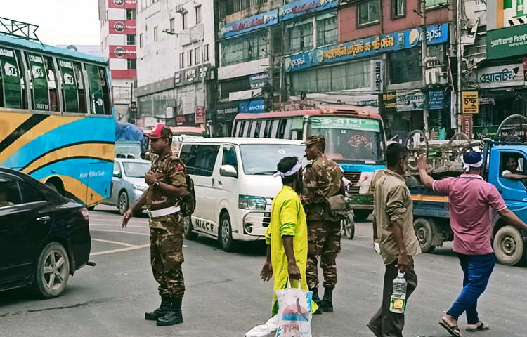 রাজধানীর বিভিন্ন সড়কে ট্রাফিক নিয়ন্ত্রণ করছেন সেনা সদস্যরা। ছবি: বিপ্লব দীক্ষিৎ
