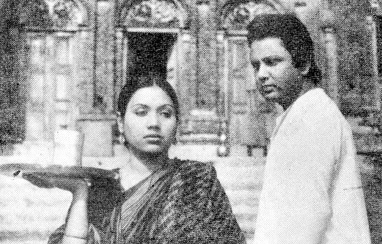 কবরী ছিলেন এমন একজন অভিনেত্রী, যার বিপরীতে অভিষেক হয় পাঁচজন জনপ্রিয় নায়কের ফারুক, জাফর ইকবাল, আলমগীর, উজ্জ্বল ও সোহেল রানা।
