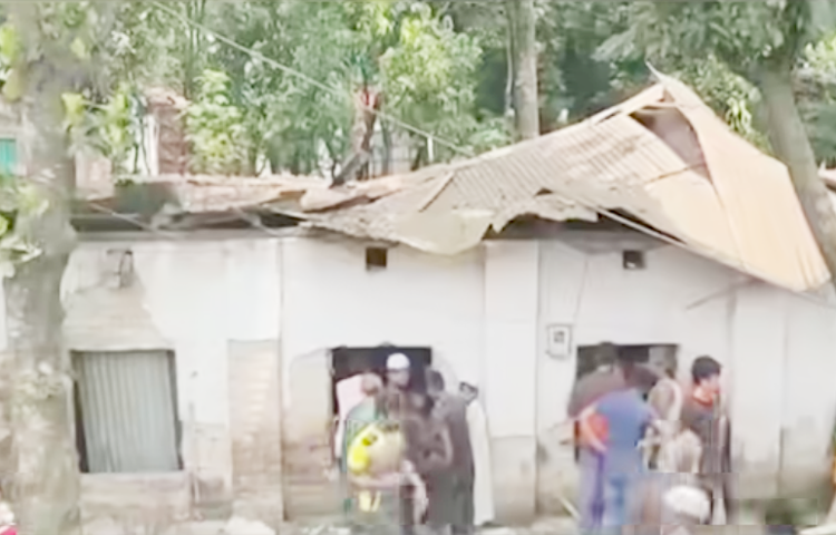 ফিলিং স্টেশনের পাশে থাকা বাড়ির মালিক মনিরুল ইসলাম বলেন, ‘গত সাতদিন আগে ওই ফিলিং স্টেশনের ট্যাংক থেকে পাইপ লিকেজ হয়ে গ্যাস বের হয়েছিল। এসময় আমাদের আশপাশের কাউকে কোনো রকম সতর্কতামূলক বার্তা দেওয়া হয়নি। আজ ওই পাইপ ঠিক করতে গিয়ে বিস্ফোরণ হয়েছে। আজও আমাদের কাউকে কিছু বলা হয়নি। বাড়িতে কেউ ছিল না। পাশের ভাড়াটিয়াসহ তার তিনতলা ভবনের জানালা, দরজা ও আসবাবপত্র ভেঙে তছনছ হয়েছে। দেখে মনে হচ্ছে যুদ্ধবিধ্বস্ত কোনো এলাকা এটি।
