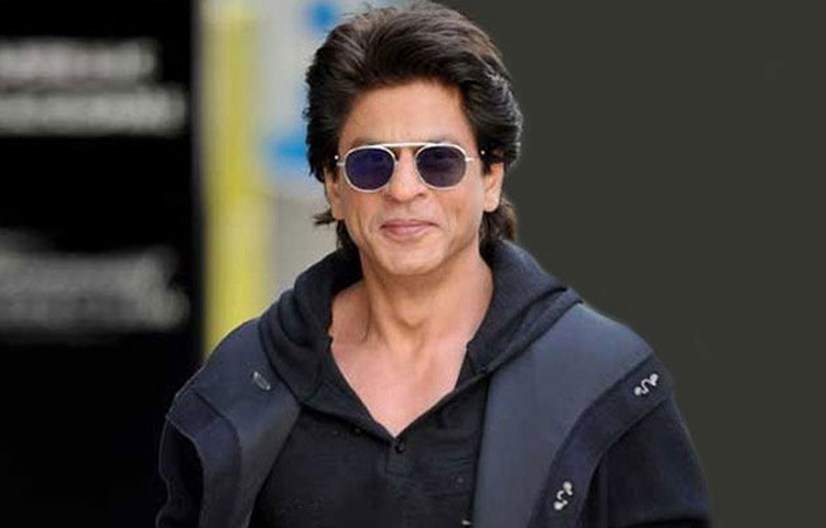 সম্প্রতি এক কনসার্টে ভিড়ের মধ্যে অসুস্থ হয়ে পড়া এক তরুণী ভক্তের জীবন বাঁচাতে উদ্যোগী হন শাহরুখ নিজেই।