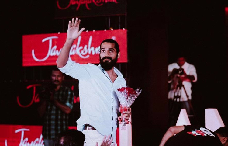 সন্দেশ ঝিংগান কেবল মাঠেই নন, সাফল্যের মানদণ্ডে পুরস্কারের তালিকাতেও নিজের নাম লিখিয়েছেন বারবার।