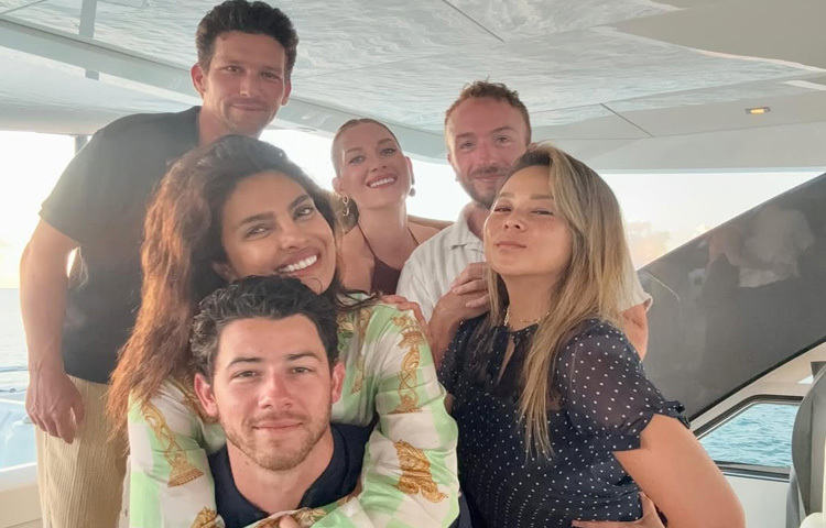 ইনস্টাগ্রামের এক ছবির ক্যাপশনে তিনি লেখেন, এই মুহূর্তগুলোকেই আমি চিরকাল বাঁচিয়ে রাখতে চাই।