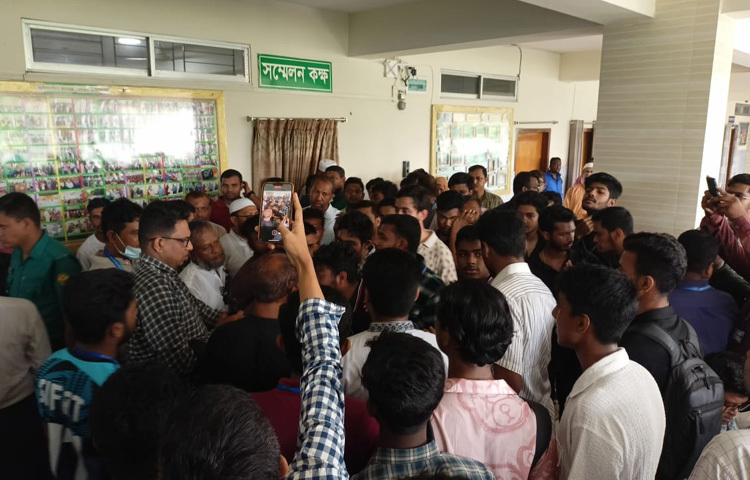 পরিস্থিতি বেগতিক দেখে কলেজ প্রশাসনের পক্ষ থেকে তাকে নিয়ে যাওয়া হয় শিক্ষকদের কনফারেন্স রুমে। সেখানে অপেক্ষা করছিল নতুন এক অধ্যায়। শিক্ষার্থীদের মধ্যে থেকে ডেকে পাঠানো হয় পাঁচজনকে। কেউ কেউ বলছে, এসব শিক্ষার্থীকে বুঝিয়ে পরিস্থিতি স্বাভাবিক করার চেষ্টা ছিল সেটি।