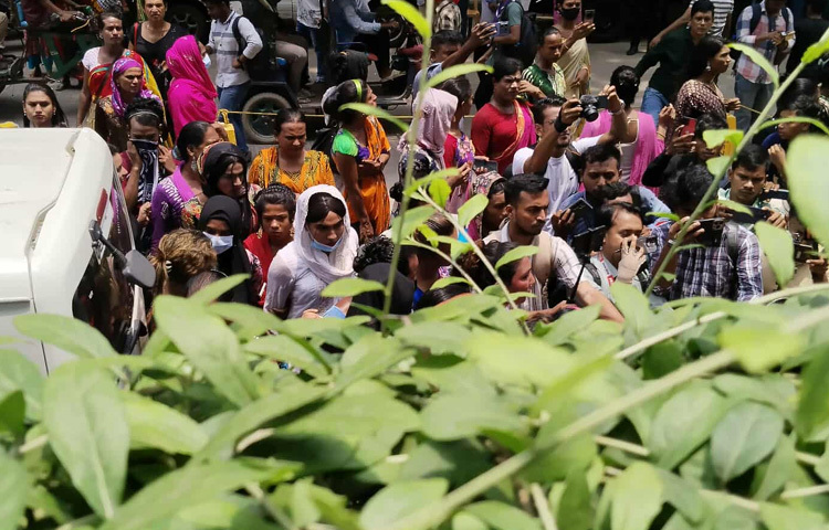ঢাকার উত্তরায় বিমানবাহিনীর প্রশিক্ষণ বিমান বিধ্বস্তের ঘটনায় আহত শিশুদের সাহায্যে এগিয়ে এসেছেন তৃতীয় লিঙ্গের (হিজড়া) জনগোষ্ঠীর শতাধিক সদস্য। তাদের মানবিক সহায়তা শুধু একটি প্রয়োজনীয় উদ্যোগ নয়, বরং এটি আমাদের সমাজে সেই জনগোষ্ঠীর অবহেলিত অবস্থানের বিরুদ্ধে একটি শক্তিশালী বার্তা। এই ঘটনায় তারা প্রমাণ করেছে যে মানবতা কোন জাতি, ধর্ম বা লিঙ্গের মধ্যে সীমাবদ্ধ নয়, বরং তা সবার উপরে।