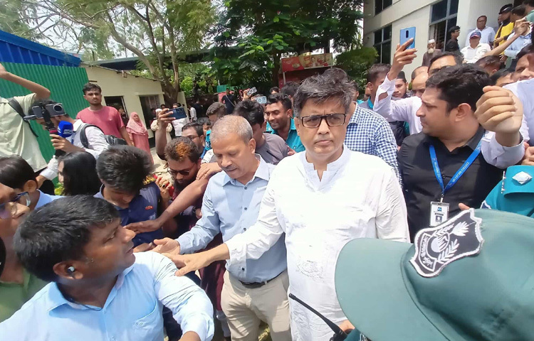 তখন শিক্ষার্থীরা তাদের ৫ নম্বর ভবনে ঢুকিয়ে অবরুদ্ধ করেন। পরে শিক্ষা উপদেষ্টাও সেখানে যান। এ সময় শিক্ষার্থীদের প্রতিনিধিদলের সঙ্গে কথা বলেন আইন উপদেষ্টা।