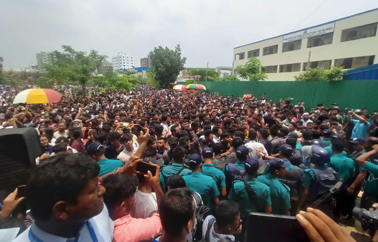 তিন উপদেষ্টা কথা বলার চেষ্টা করতেই শিক্ষার্থীরা স্লোগানে ফেটে পড়ে ‘ভুয়া ভুয়া’। মুহূর্তেই ছড়িয়ে পড়ে উত্তেজনা। বাধ্য হয়ে তারা আশ্রয় নেন কলেজ ভবনের শিক্ষকদের কনফারেন্স রুমে।