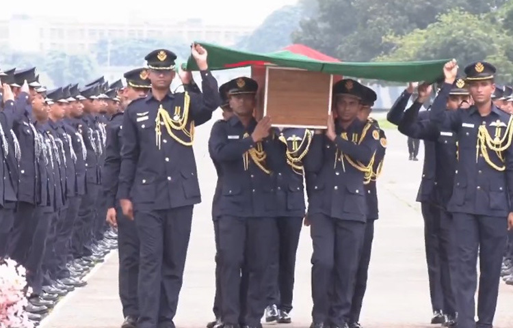 মরদেহবাহী বিমানে তৌকিরের বাবা ও মামাসহ বিমান বাহিনীর অন্যান্য কর্মকর্তারা রয়েছেন।