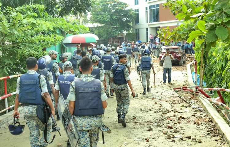 তবে শেষ খবর পাওয়া পর্যন্ত উপদেষ্টারা কলেজ ভবনের মধ্যেই অবস্থান করছেন বলে জানা গেছে।