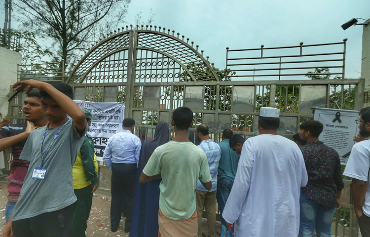 আমরা কি এমন ভবিষ্যতের দিকে যাচ্ছি, যেখানে শিক্ষা প্রতিষ্ঠানও ভয় আর সংশয়ের তালাবদ্ধ বারান্দায় আটকে যাবে? যেখানে একটি বিদ্যালয়ের গেইট বন্ধ থাকলে পুরো সমাজ হতবাক হয়ে পড়ে? এই থমথমে দৃশ্য শুধু একটি স্কুলের নয়, বরং এটি একটি সমাজের প্রতিচ্ছবি-যেখানে শিশুর নিরাপত্তা, শিক্ষকের স্বাধীনতা, অভিভাবকের বিশ্বাস সবকিছুই আজ প্রশ্নবিদ্ধ।