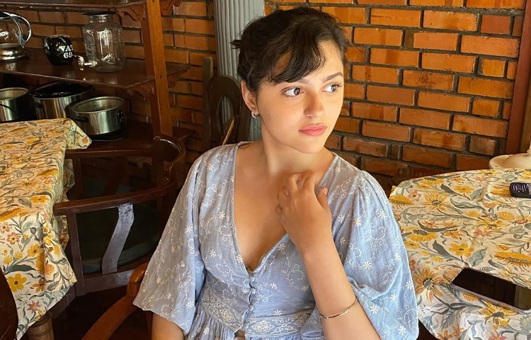 পাঞ্জাবের অমৃতসরে ২০০২ সালের অক্টোবর মাসে জন্ম নেওয়া অনীতের বেড়ে ওঠা এক সাধারণ মধ্যবিত্ত পরিবারে। সিনেমার ঝলমলে দুনিয়া থেকে অনেকটাই দূরে ছিল তার শৈশব-কৈশোর। তবে কৈশোর পেরোতেই তার মন টানে বিনোদনজগতে।