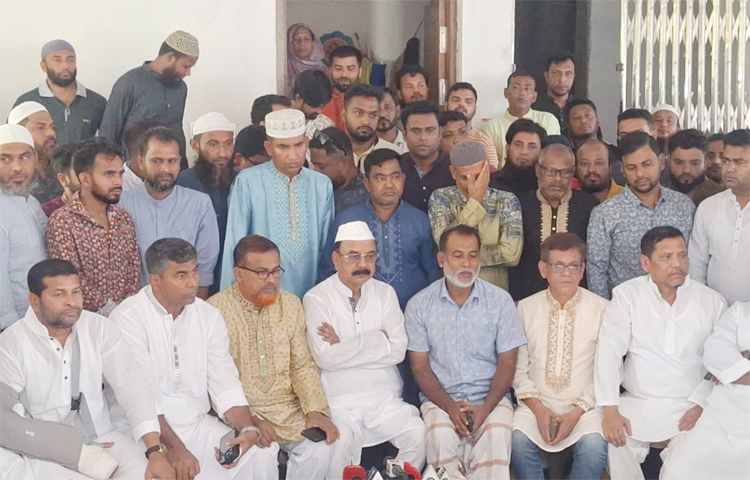 রাজধানীর উত্তরার মাইলস্টোন স্কুলে যুদ্ধবিমান দুর্ঘটনায় নিহত ৩য় শ্রেণির শিক্ষার্থী নুসরাত জাহান আনিকার পরিবারকে সহমর্মিতা জানাতে আজ সকালে তাদের বাসায় যান বিএনপির স্থায়ী কমিটির সদস্য গয়েশ্বর চন্দ্র রায়। ছবি: জাগো নিউজ