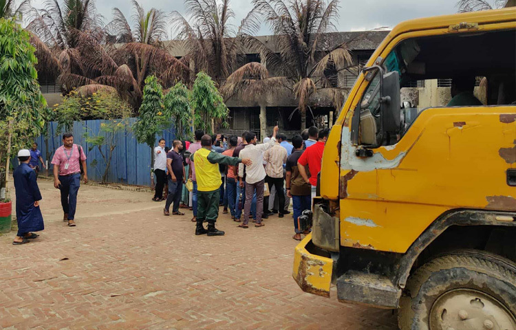 দীর্ঘসময় ক্যাম্পাসে অবস্থান করায় অনেকেই আবার শিক্ষার্থীদের হোস্টেল, অ্যাকাডেমিক ভবনের টয়লেটে ঢুকে পড়ছেন। এ নিয়ে পুলিশ ও সিকিউরিটি গার্ডদের সঙ্গে অনেককে বাকবিতণ্ডায় জড়িয়ে পড়তেও দেখা যায়।