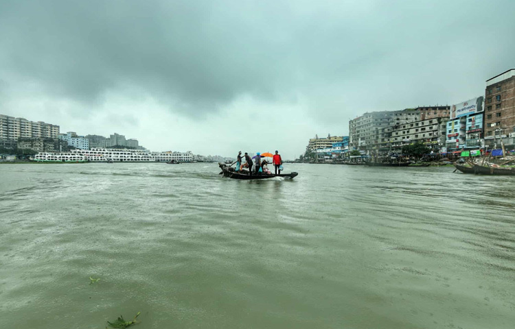 বর্ষায় বুড়িগঙ্গা যেন জীবন্ত হয়ে ওঠে।