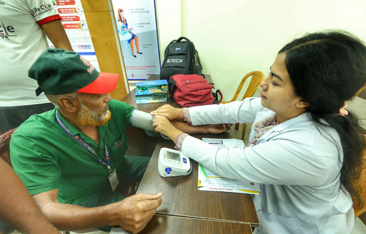 সেবা প্রদানের জন্য রাজধানীর চারটি গুরুত্বপূর্ণ টার্মিনাল ও একটি বিআরটিসি কার্যালয়কে নির্বাচন করা হয়েছে।