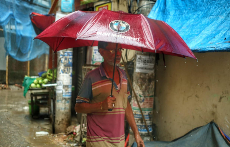 জানালার পাশে বসা বৃদ্ধ লোকটা বোধহয় ভাবছেন, এই বৃষ্টিতে তার হারানো দিনগুলো কেমন ছিল। আর রাস্তায় পাশে খেলা করা শিশুটি চুপচাপ হাত বাড়িয়ে দিচ্ছে আকাশের দিকে, যেন মেঘ ছুঁয়ে ফেললেই পাওয়া যাবে কোনও গোপন স্বপ্ন।