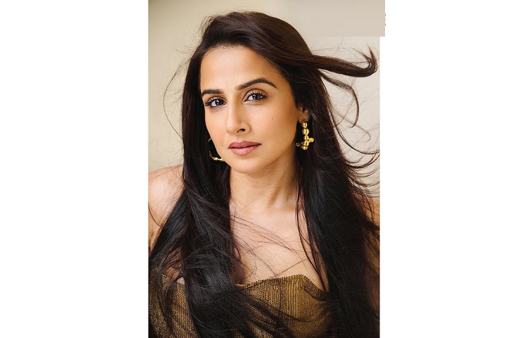 রাইনস্টোন খচিত একটি ব্রোঞ্জ রঙের হাই-স্লিট গাউনে বিদ্যা যেন তুলে ধরেছেন নারীর সৌন্দর্য ও স্বাধীনতার নতুন সংজ্ঞা।