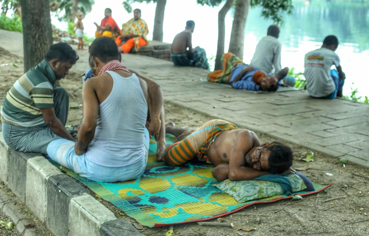 রাস্তায় নামলে চোখে পড়ে, অনেকেই হাতপাখা নিয়ে ঘেমে-নেয়ে চলাফেরা করছেন। কেউ কেউ আশপাশের অন্য এলাকায় আত্মীয়-স্বজনদের বাসায় গিয়ে সময় কাটানোর চেষ্টা করছেন, যাদের ঘরে এখনো বিদ্যুৎ আছে। বাসায় বসে থাকা গৃহিণীদের পাশাপাশি বিপাকে পড়েছেন ছোট দোকানের ব্যবসায়ীরাও।