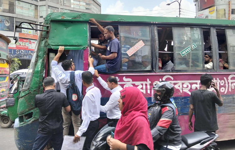 সকাল থেকেই সড়কে গাড়ির চাপ বাড়তে থাকে। গণপরিবহনগুলোতে যাত্রীর চাপ চোখে পড়ার মতো।