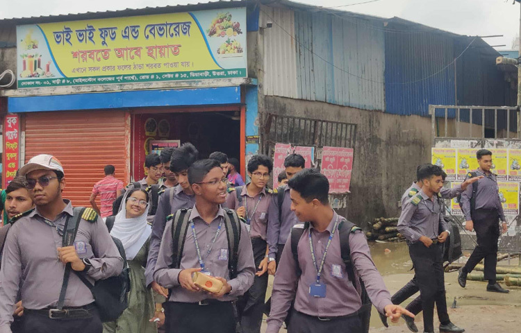 দশম শ্রেণির শিক্ষার্থী আব্দুল্লাহ আল মামুন বলেন, আমার পাশের বাসার এক ছোট ভাই এখানে ক্লাস করতো। আন্টি ছোট ভাইয়াটাকে আমার সঙ্গে পাঠাতেন। আমি বড়, ওর খেয়াল রাখতে পারবো এজন্য। ও এখন বার্নে ভর্তি। এখনো সুস্থ না। এখানে এসে ওর কথা বারবার মনে পড়ছে।