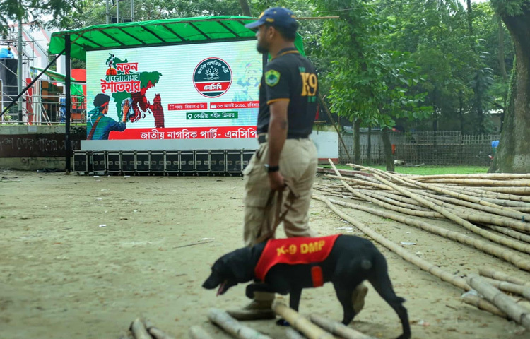 ঢাকা মেট্রোপলিটন পুলিশের (ডিএমপি) এক কর্মকর্তা জানান, ‘নাগরিক পার্টির এ সমাবেশে অনেক রাজনৈতিক নেতাকর্মী ও সাধারণ মানুষের অংশ নেওয়ার সম্ভাবনা থাকায় নিরাপত্তা ঝুঁকি বিবেচনায় আমরা বোম ডিসপোজাল ইউনিট মোতায়েন করেছি। এটি নিয়মিত প্রটোকলের অংশ। সন্দেহজনক কিছু পাওয়া যায়নি।’