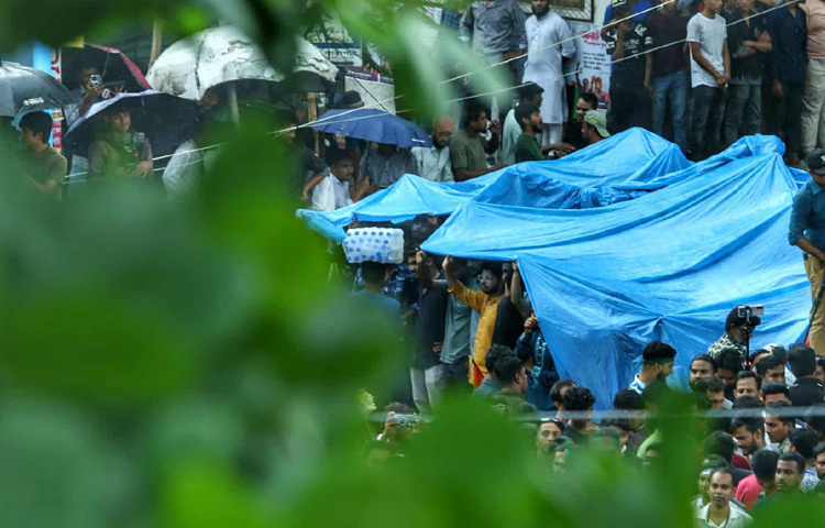 কেউ কেউ স্লোগান দিচ্ছেন, কেউ আবার সহযোদ্ধাদের পথ দেখিয়ে দিচ্ছেন-সমাবেশস্থলের আশপাশ জুড়ে স্পষ্ট রাজনৈতিক উত্তাপ।