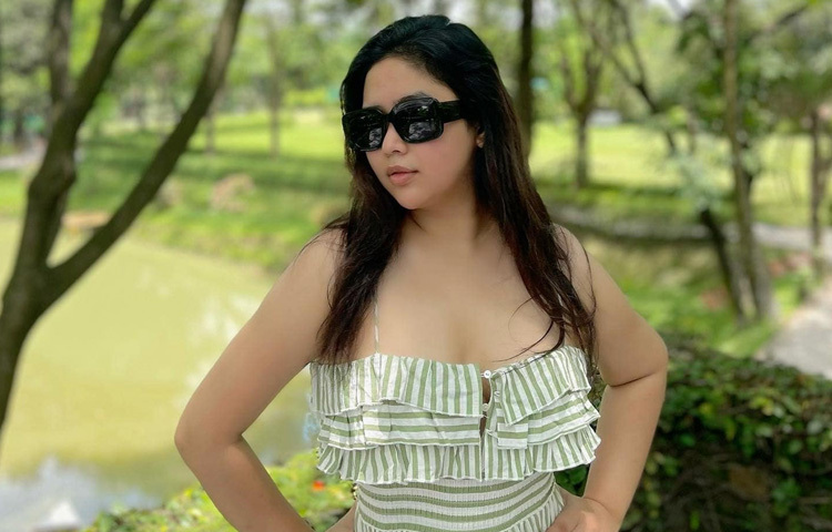 ২০২৪ সালের বইমেলায় প্রকাশিত তার কবিতার বই ‘রাস্তার ধারের গাছটির কোনো ধর্ম ছিল না’-শিরোনামেই বোঝা যায়, কতটা গভীর জীবনচেতনা ও ভাবনার বহর নিয়ে এগোচ্ছেন তিনি। বইটিতে ৫০টি কবিতা স্থান পেয়েছে, যেগুলোতে শহর, সম্পর্ক, বিচ্ছেদ, স্বাধীনতা আর অস্তিত্বের খোঁজ উঠে এসেছে নান্দনিক ভঙ্গিতে।