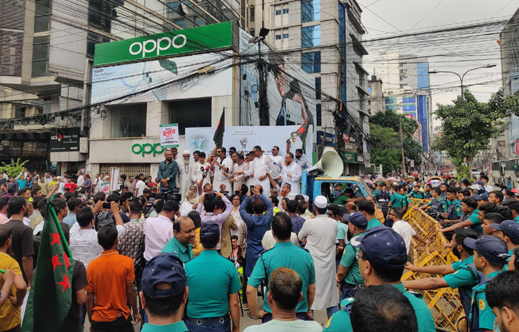 সমাবেশে জাতীয় গণতান্ত্রিক পার্টির (জাগপা) সহ-সভাপতি ও দলীয় মুখপাত্র রাশেদ প্রধান বলেন, হাজারও শহীদের পরিবার, লক্ষাধিক জুলাইযোদ্ধা, বাংলাদেশের আপামর মানুষ, যে স্বৈরাচার-খুনির বিচার ও ফাঁসি দেখার জন্য অপেক্ষায় রয়েছে; সেই স্বৈরাচার-খুনি শেখ হাসিনাকে রাষ্ট্রীয় মর্যাদায় ভারত এক বছর ধরে আশ্রয় দিয়ে রেখেছে। এ আশ্রয়-প্রশ্রয় চলবে না। আমরা ভারতীয় দূতাবাসের মাধ্যমে দিল্লি সরকারকে জানিয়ে দিতে চাই যে, খুনি হাসিনাকে ফেরত দিতে হবে।