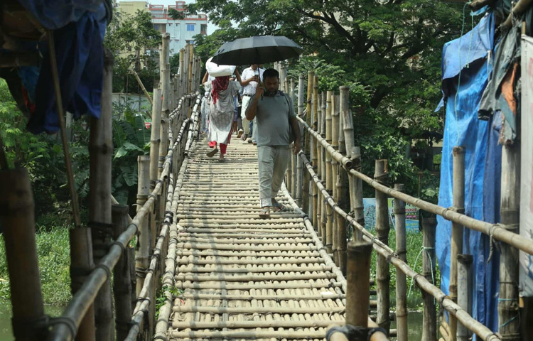 স্থানীয় বাসিন্দারা বলছেন, এই সাঁকোগুলোর প্রতিটিই এখন এক একটি ঝুঁকির নাম।