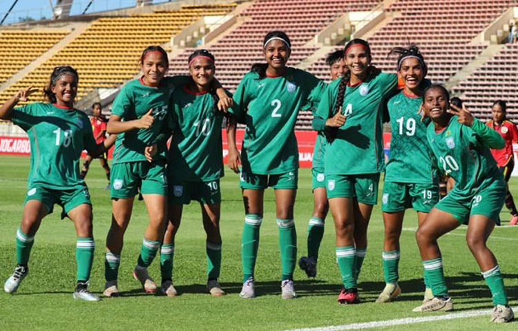 এএফসি নারী অনূর্ধ্ব-২০ এশিয়ান কাপ বাছাইয়ের দ্বিতীয় ম্যাচে বিশাল জয় পেয়েছে বাংলাদেশ। আজ লাওসে অনুষ্ঠিত নিজেদের দ্বিতীয় ম্যাচে বাংলাদেশের মেয়েরা ৮-০ গোলে উড়িয়ে দিয়েছে তিমুর লেস্তেকে। ছবি: সংগৃহীত