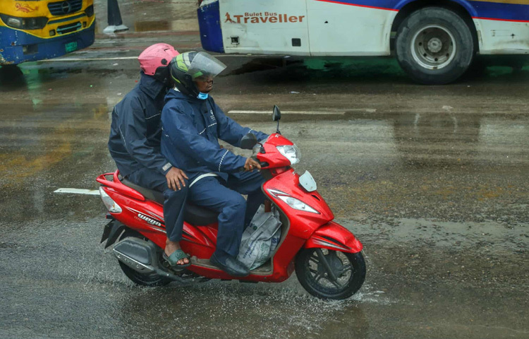 মহাখালীতে ভোরের এই বৃষ্টিতে ছিল ব্যস্ততার সুর আর পুলিশের প্লাজা মোড়ে ছিল এক টুকরো কবিতা। বাসের হর্ন, রিকশার ঘণ্টা, বৃষ্টির টুপটাপ শব্দ সব মিলেমিশে যেন শহরের সকালকে বানিয়েছে জীবন্ত ক্যানভাস।