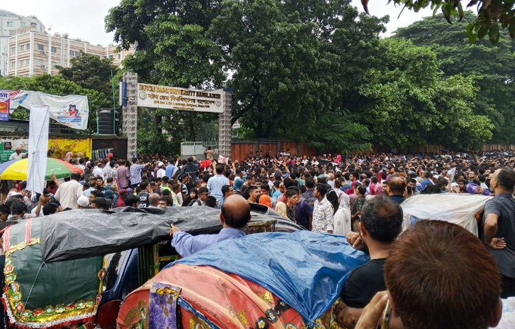 শুক্রবার ছিল বাংলা ভার্সনের পরীক্ষা। আজ নেওয়া হচ্ছে ইংরেজি ভার্সনের ভর্তি পরীক্ষা। সব শিফটে ৫০ মিনিটের লিখিত দিতে হচ্ছে শিক্ষার্থীদের।