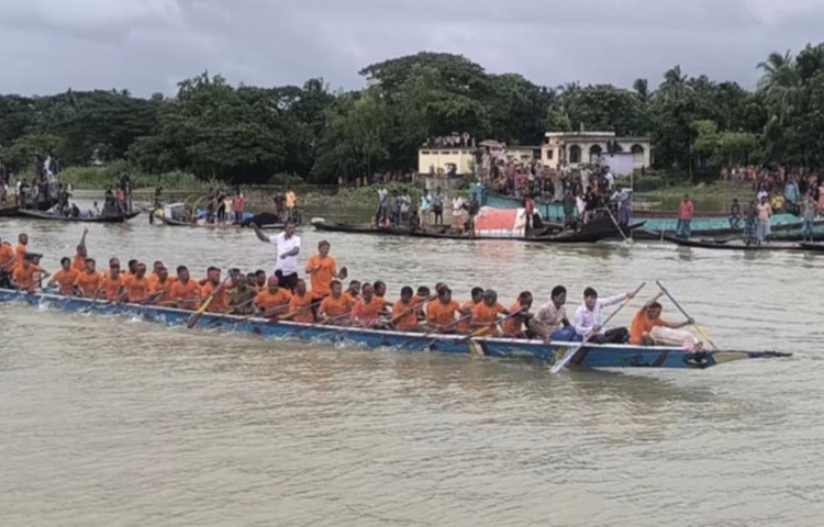 দর্শক আলাউদ্দিন মিয়া বলেন, দুর্গম এলাকায় এরকম নৌকাবাইচ প্রতিযোগিতা দেখতে পারব কল্পনাও করিনি। আয়োজকদের অনুরোধ জানাবো প্রতিবছর যেন এমন আয়োজন করা হয়।
