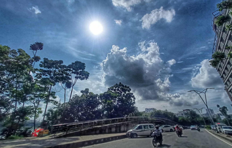 হাতিরঝিলের জলরাশির পাশে দাঁড়িয়ে আকাশের নীলিমা আর মেঘের নরম গায়ে চোখ বুলালে বোঝা যায় প্রকৃতির নিখাদ সৌন্দর্যের ছোঁয়া কতটা গভীর। জলরাশির ওপর পড়ে রোদ যেমন সোনালী আভা ছড়িয়ে দেয়, তেমনি বেলা শেষে আকাশে সূর্যের শেষ হাসি আর মেঘের নরম পর্দা যেন শহরকে আলিঙ্গন করে।