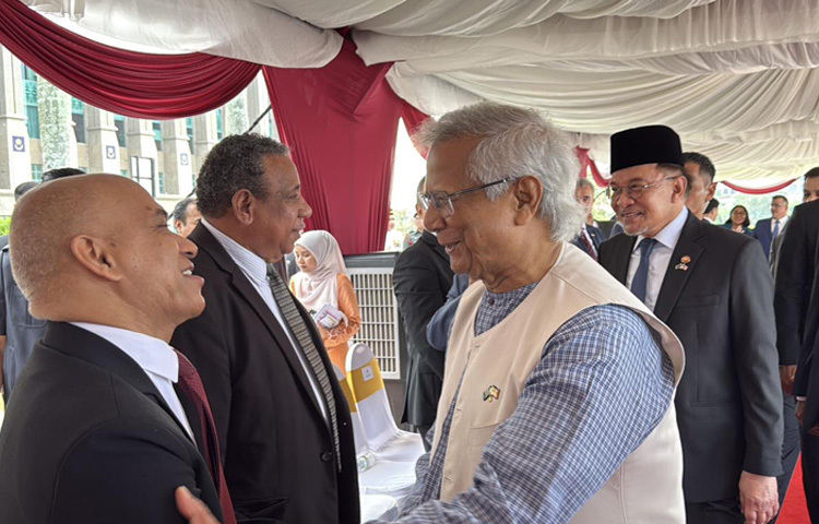 পুত্রজায়ায় আগত প্রতিনিধি, কূটনীতিক ও অন্যান্য অতিথিদের সঙ্গে পরিচিত হন প্রধান উপদেষ্টা।