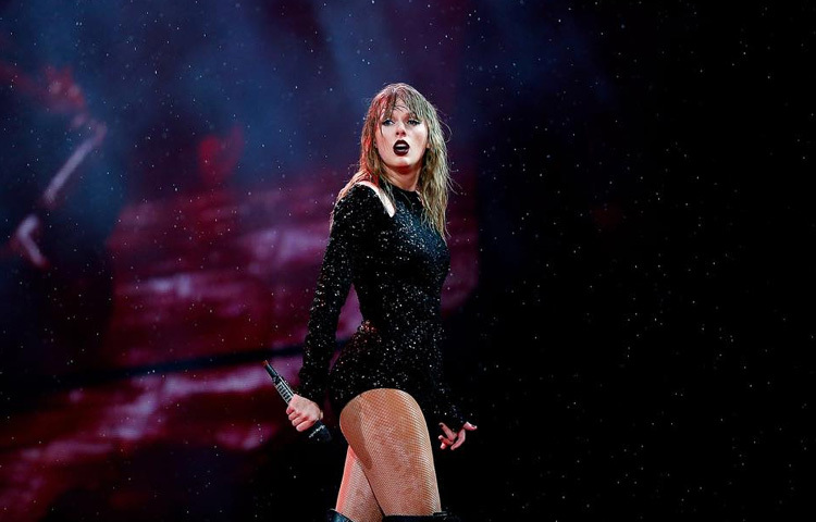 শেক ইট অফ (২০১৪): সমালোচনা, গুজব আর নেতিবাচকতা উপেক্ষা করে জীবন উপভোগের বার্তা নিয়ে এসেছে এই গান। উচ্ছল বিট, নাচের উপযোগী সুর এবং ইতিবাচক লিরিকের কারণে এটি দ্রুতই বিশ্বব্যাপী পপ চার্টে আধিপত্য বিস্তার করে। ভক্তদের কাছে এটি এখনো একধরনের ‘মুড বুস্টার’।