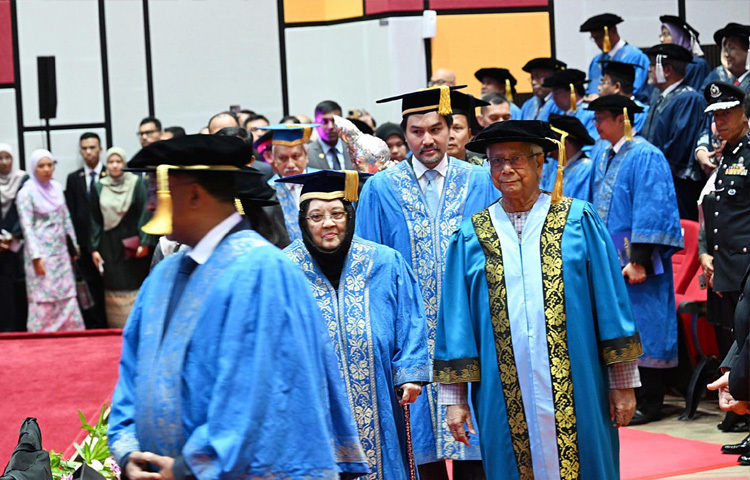 সকালে প্রফেসর ইউনূস অনুষ্ঠানস্থলে পৌঁছালে বিশ্ববিদ্যালয়ের চ্যান্সেলর তাকে স্বাগত জানান।