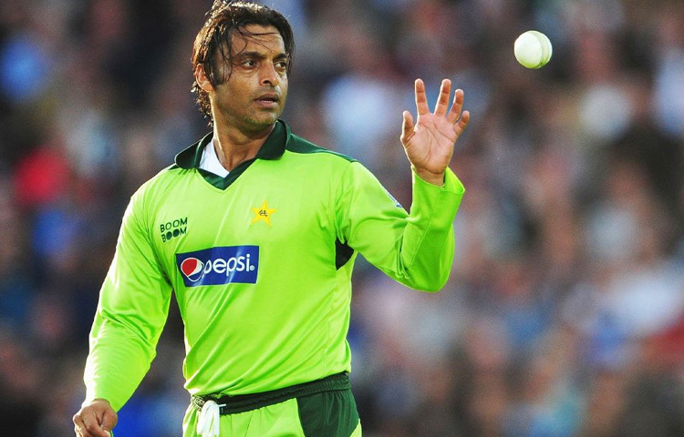 ক্রিকেটের ইতিহাসে তিনিই প্রথম বোলার যিনি আনুষ্ঠানিকভাবে ১০০ মাইলের গতির সীমা অতিক্রম করেছিলেন।