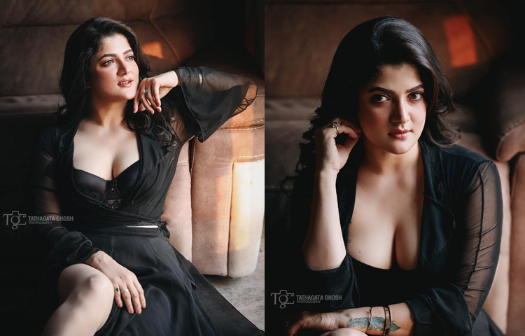 সোশ্যাল মিডিয়ার যুগে ভক্তরা যাদের প্রতিটি মুহূর্তের ছবি, ভিডিও এবং স্টাইল ট্রেন্ডস অনুসরণ করে, শ্রাবন্তী সেই কাতারে একেবারেই অনন্য।