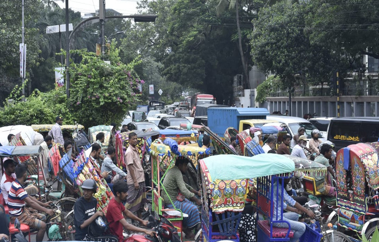 বাধ্য হয়ে অনেকেই গাড়ি থেকে নেমে হেঁটে গন্তব্যে রওনা দিয়েছেন।
