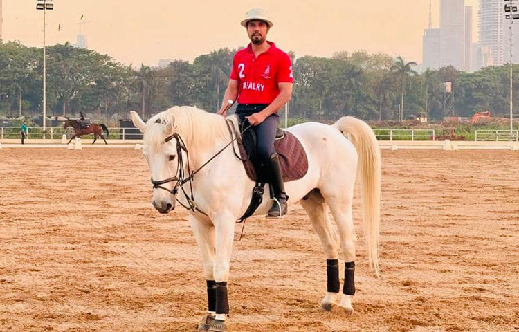 অভিনয়ের পাশাপাশি রণদীপ হুদা একজন ঘোড়সওয়ার ও পেশাদার পলো খেলোয়াড়। তিনি ভারতের অল্প কয়েকজন অভিনেতার মধ্যে একজন; যিনি আন্তর্জাতিক ঘোড়দৌড়ে অংশ নিয়েছেন। ব্যক্তিজীবনে খুব সাধারণ জীবনযাপন করেন। ব্যক্তিগত বিষয়গুলোকে আলোচনার বাইরে রাখাই তার স্বভাব।